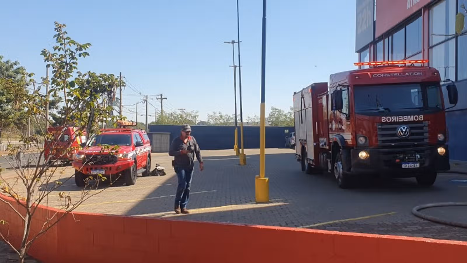 Incêndio atinge loja de utilidades em Rio Preto (SP) e mobiliza várias equipes dos bombeiros