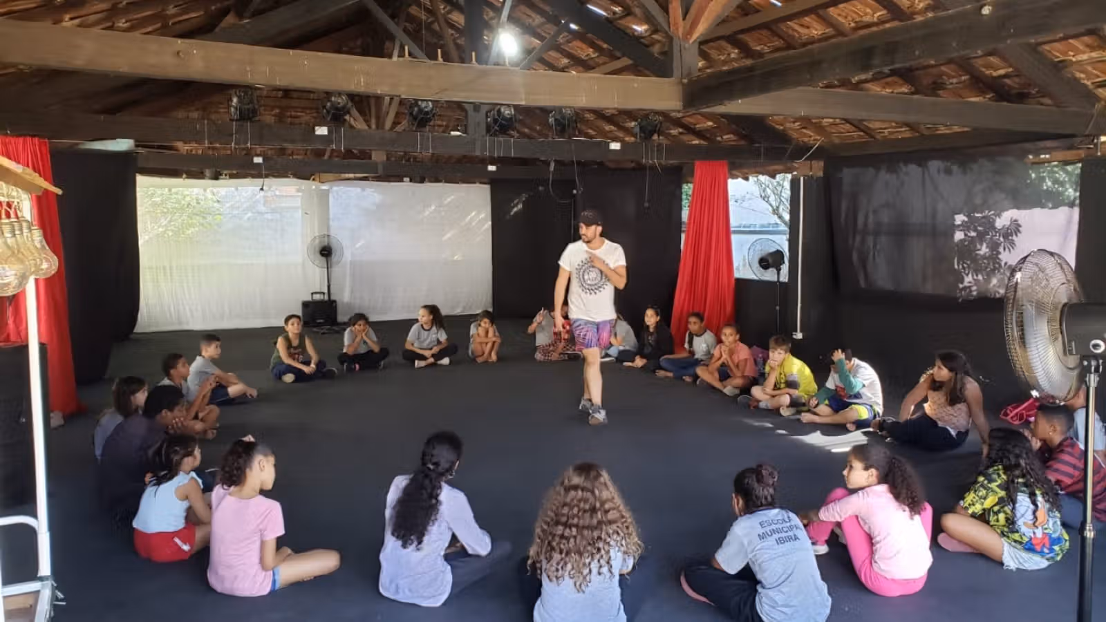 Mais de 300 crianças e adolescentes recebem aulas gratuitas de arte e cultura em Ibirá (SP)