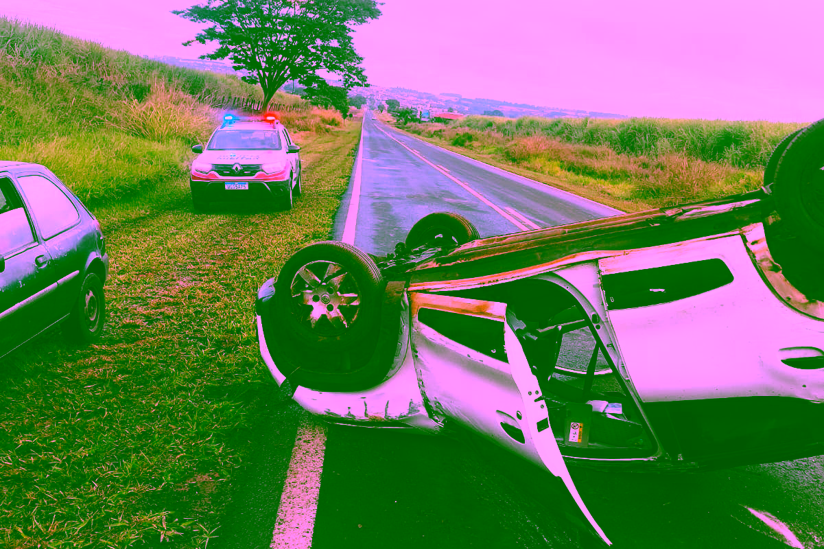 Carro capota e interdita parte da rodovia João Neves em Potirendaba (SP)