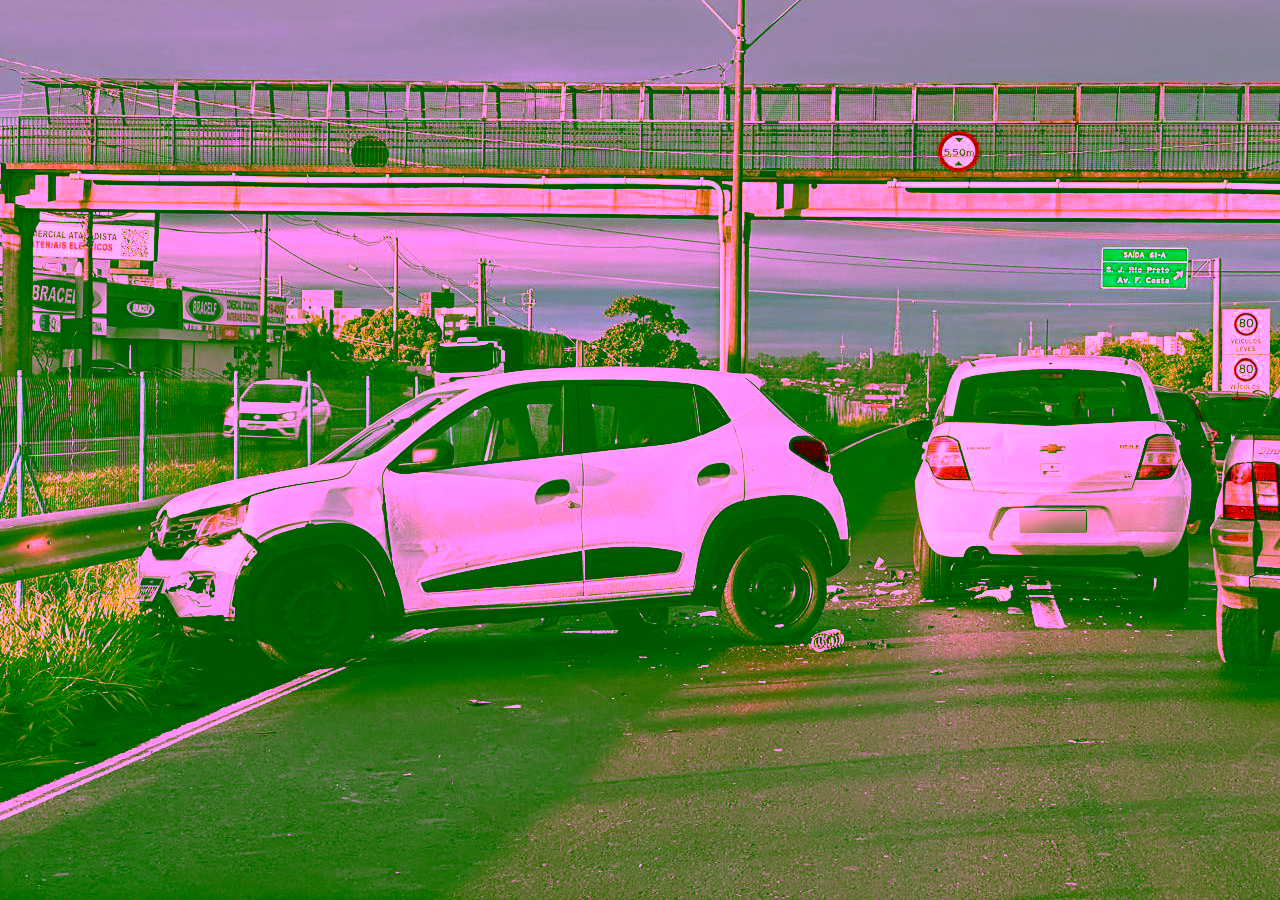 Batida entre dois carros deixa trânsito ainda mais congestionado na BR-153 em Rio Preto (SP)