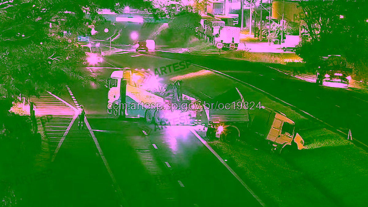 Carreta é ‘jogada’ no canteiro central após ser fechada por outro veículo na Washington Luís em Rio Preto (SP)