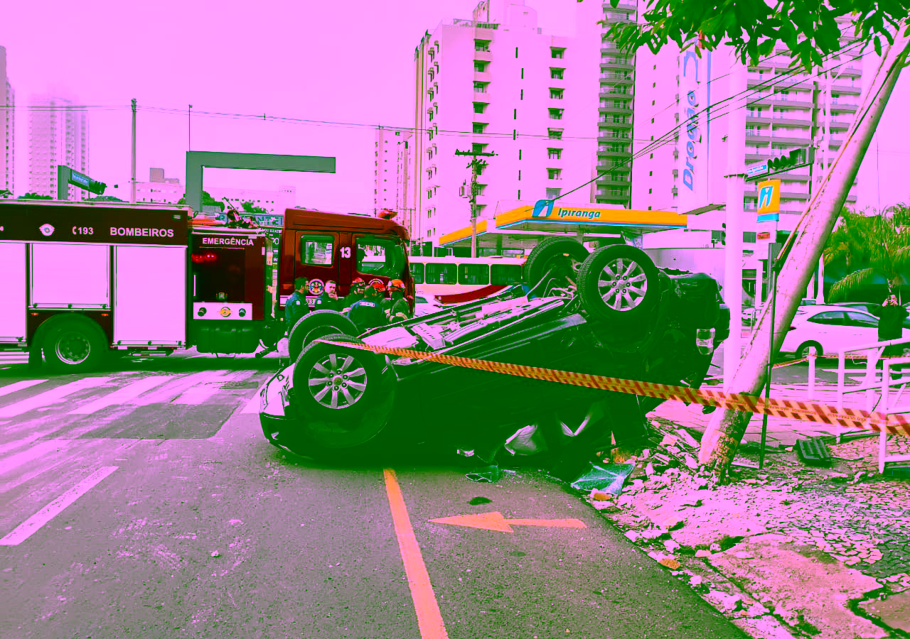 Carro capota e derruba poste em cruzamento da avenida Bady Bassitt em Rio Preto (SP)
