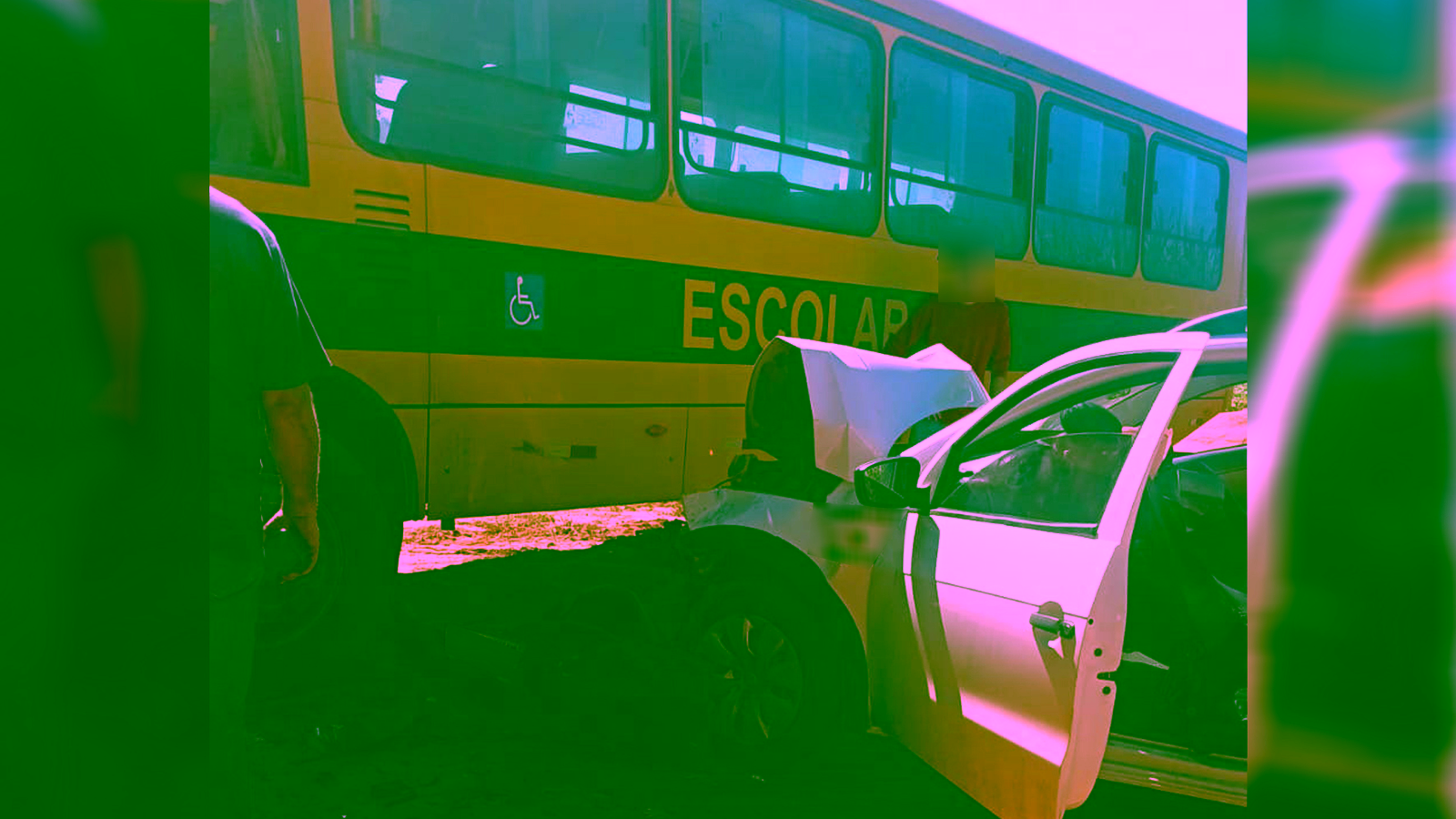 Grave acidente entre ônibus escolar e carro deixa mulher ferida na zona rural de Tabapuã (SP)