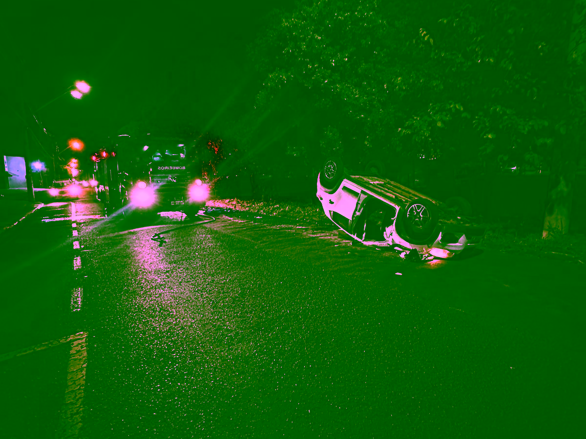 Grave acidente entre carros e moto deixa três pessoas feridas em Rio Preto (SP)