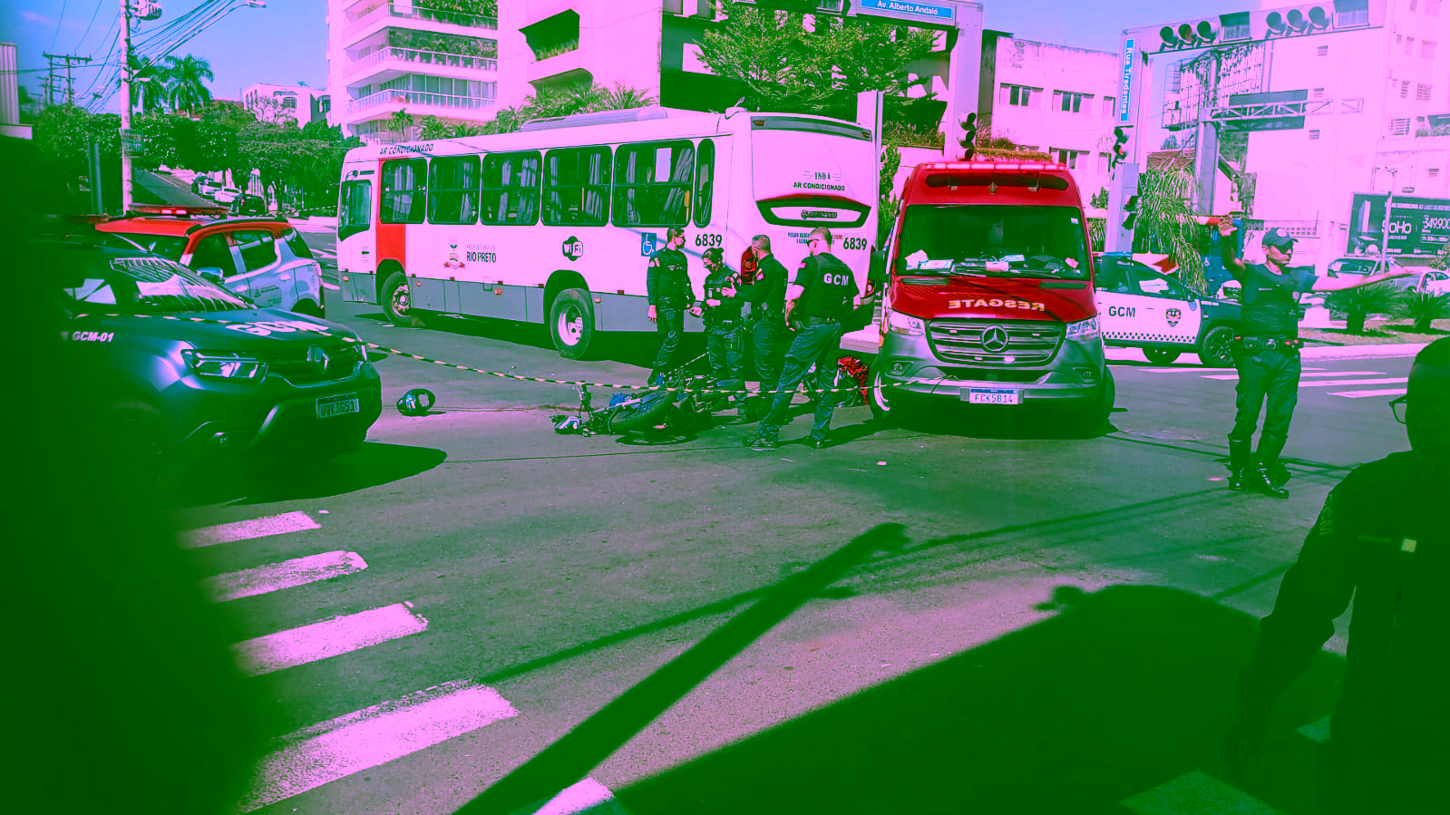 Motociclista de 70 anos fica gravemente ferido após batida com ônibus em Rio Preto (SP)
