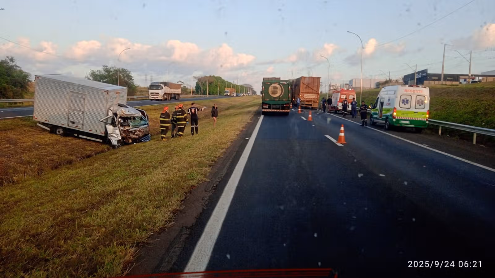 Passageiro morre após caminhão bater na traseira de caminhão de cana na Washington Luís em Catanduva (SP)