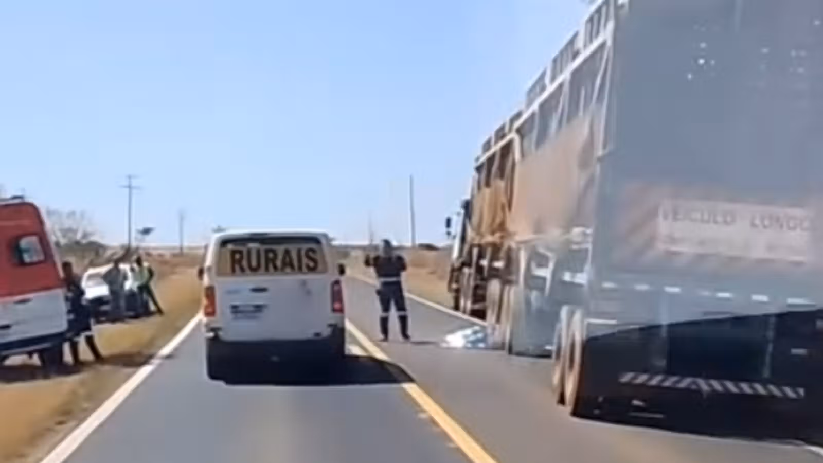 Acidente entre moto e caminhão mata uma pessoa e deixa outra ferida em rodovia entre Catiguá e Tabapuã (SP)