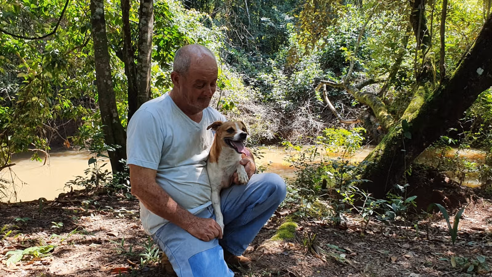 'Morreria junto', diz produtor rural que conseguiu salvar cachorro de sucuri em Potirendaba